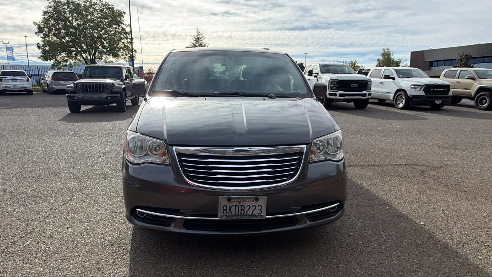 Used 2015 Chrysler Town & Country Touring FWD image 2