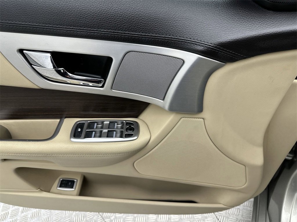 Used 2012 Jaguar XF image 13