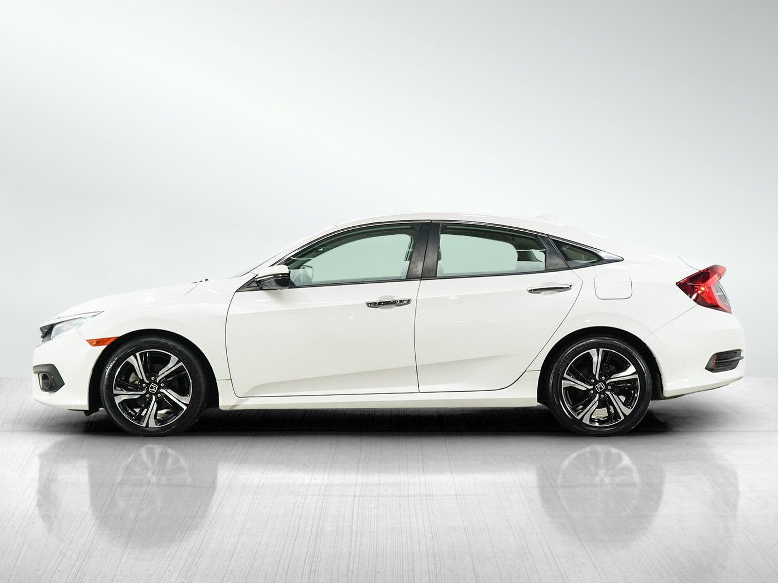 Used 2016 Honda Civic Touring image 2