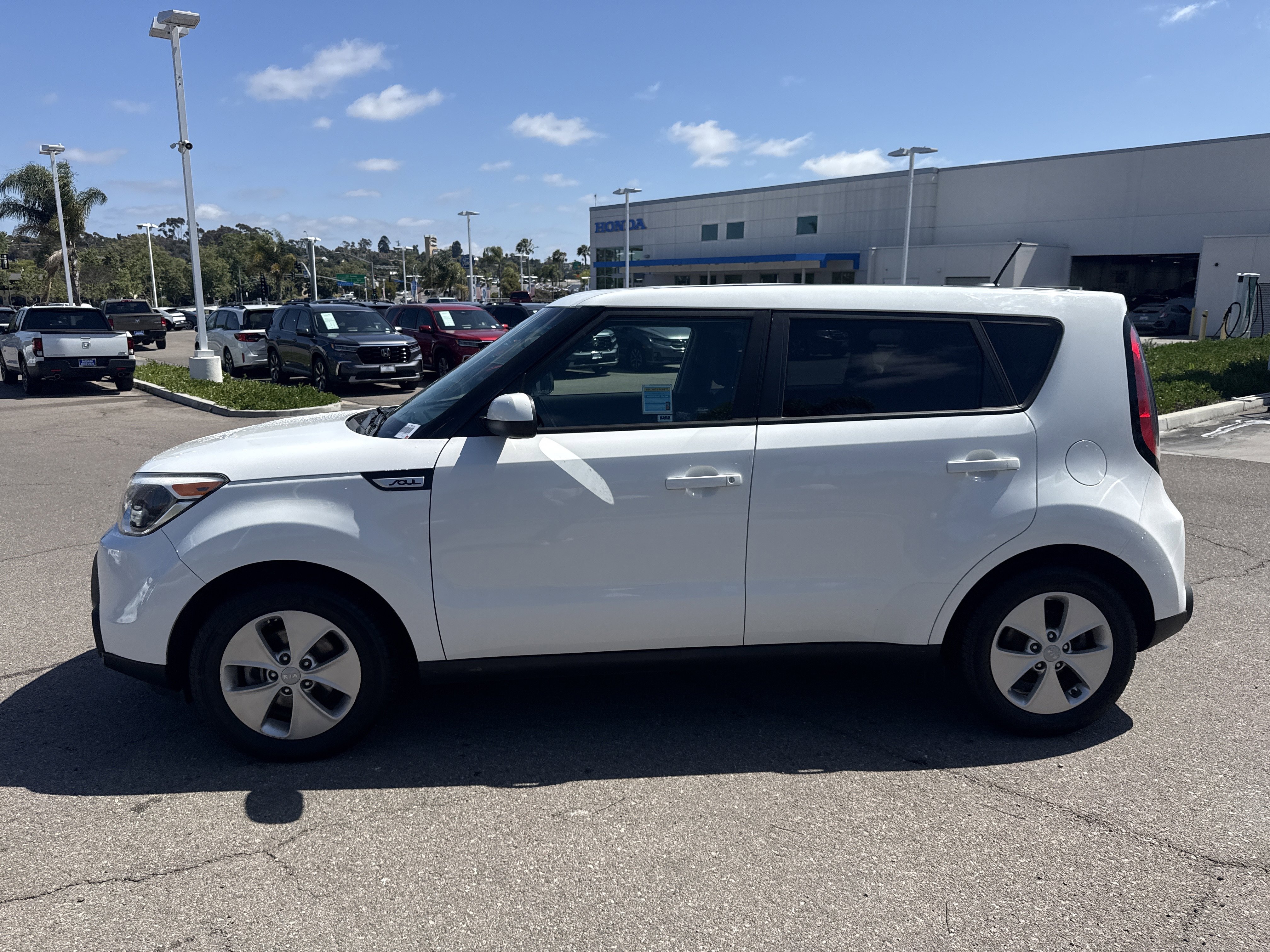 Used 2016 Kia Soul FWD image 2