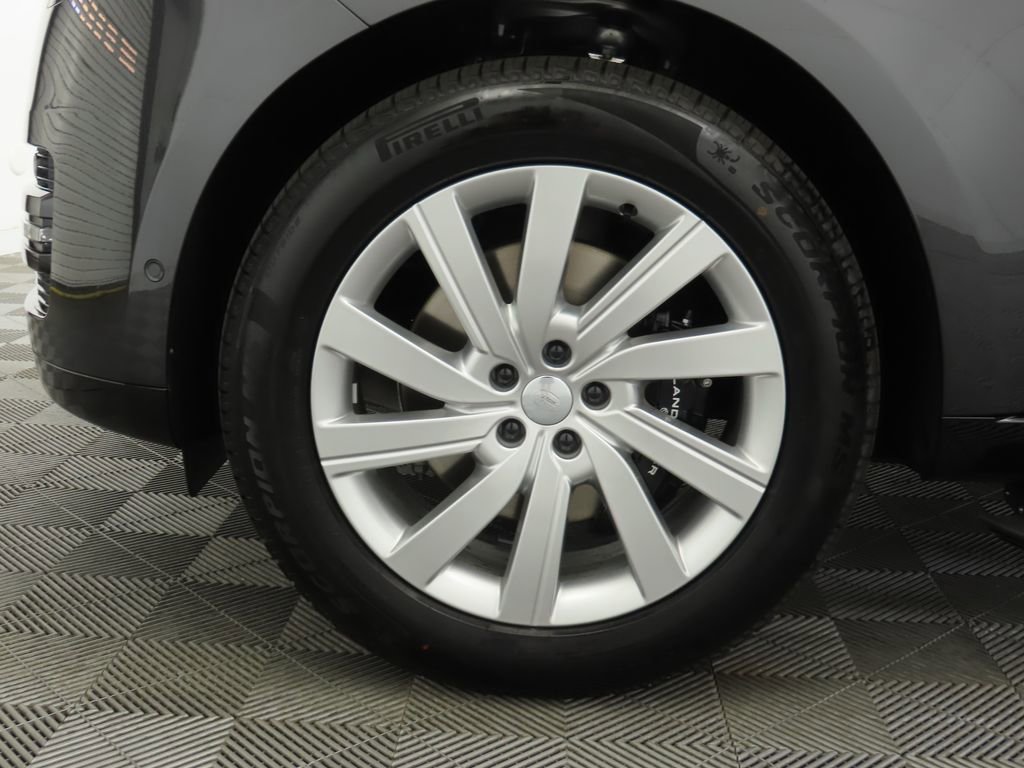 New 2025 Land Rover Range Rover Long Wheelbase SE image 32