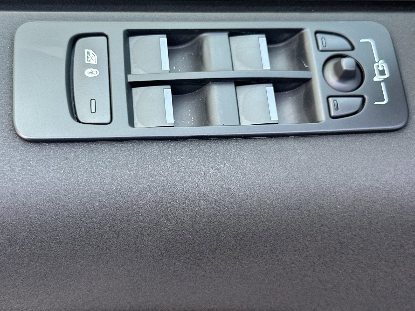 Used 2025 Land Rover Discovery Sport S image 12