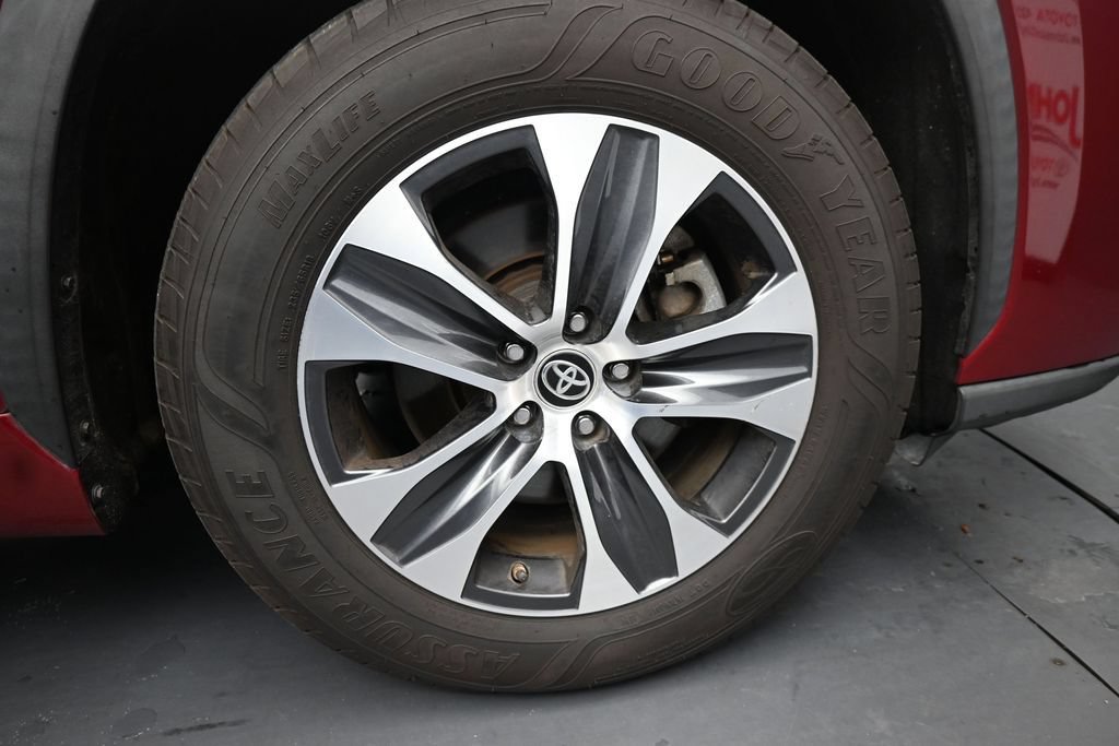 Used 2020 Toyota Highlander XLE FWD image 11
