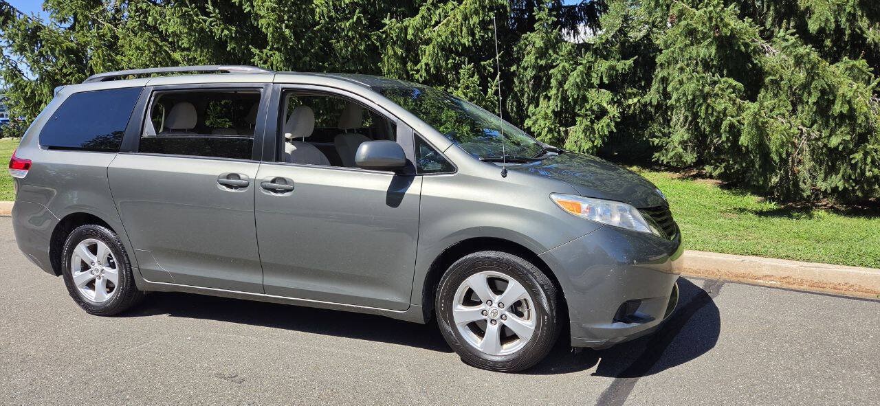 Used 2011 Toyota Sienna LE FWD image 2