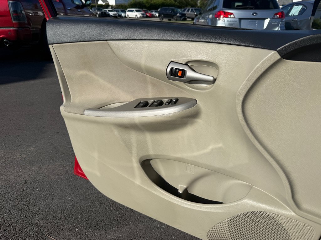 Used 2013 Toyota Corolla LE w/ Premium Pkg FWD image 19