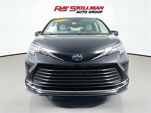 Used 2024 Toyota Sienna XLE image 2