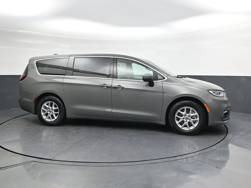 Used 2023 Chrysler Pacifica Touring-L image 3