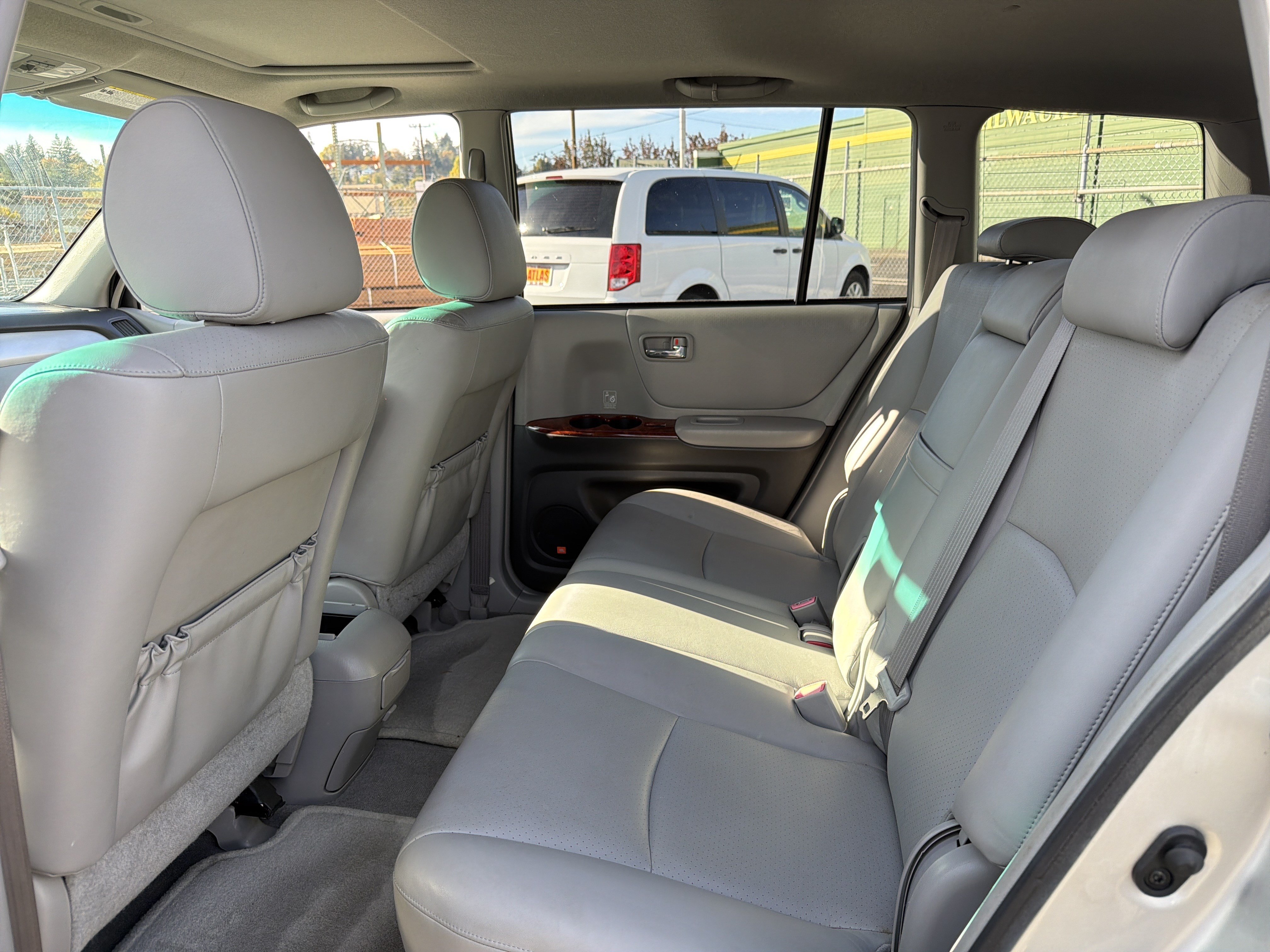 Used 2005 Toyota Highlander 4WD V6 w/ 3rd Row image 9