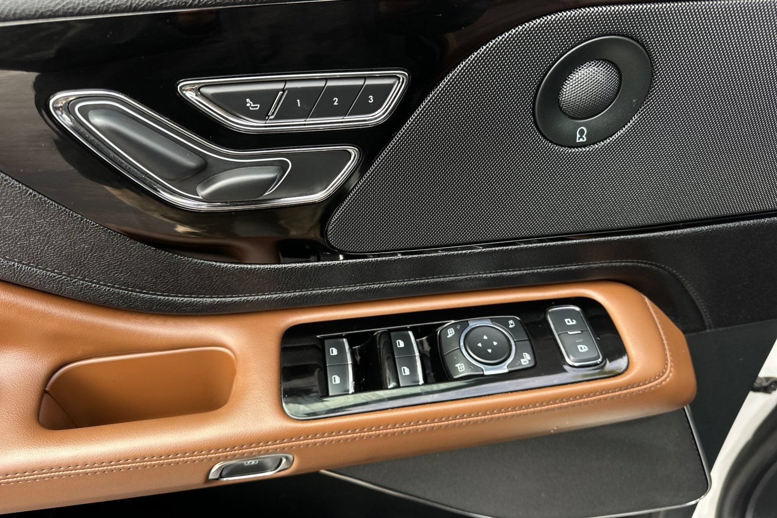 Used 2024 Lincoln Aviator Reserve AWD/4WD image 10