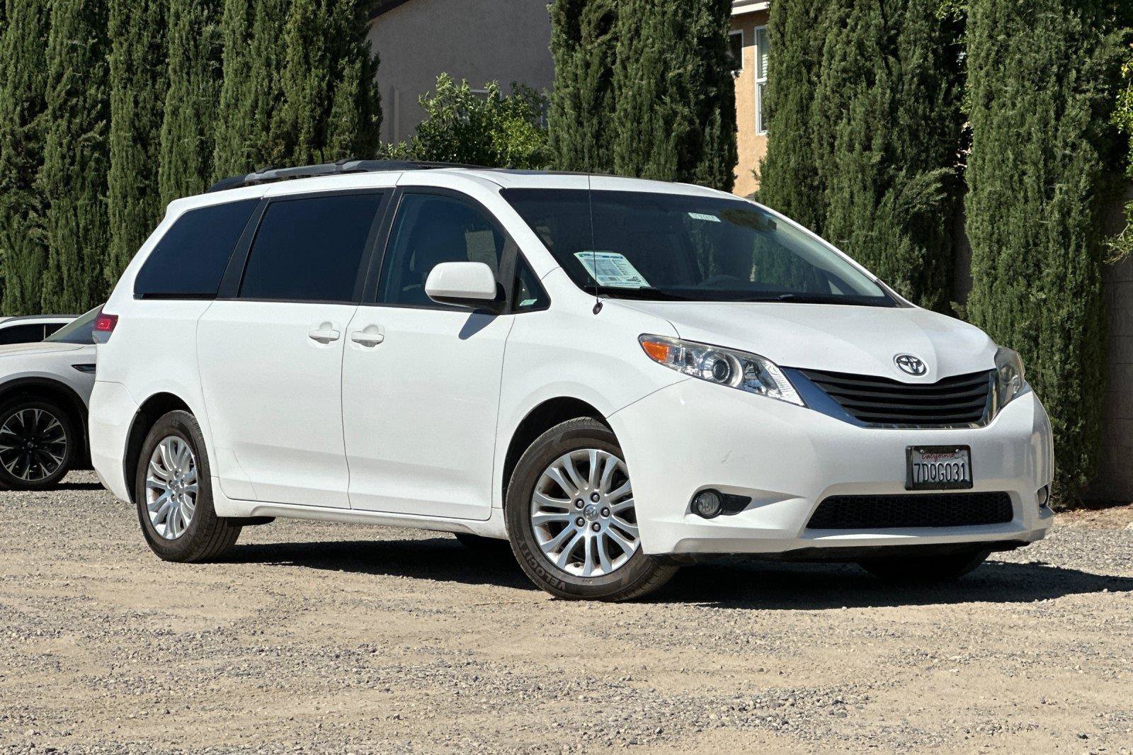 Used 2014 Toyota Sienna XLE FWD image 2