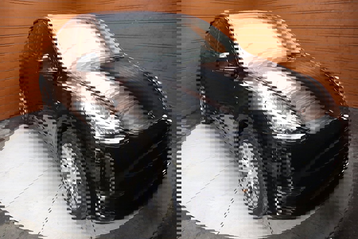 Used 2023 Tesla Model Y Long Range image 11