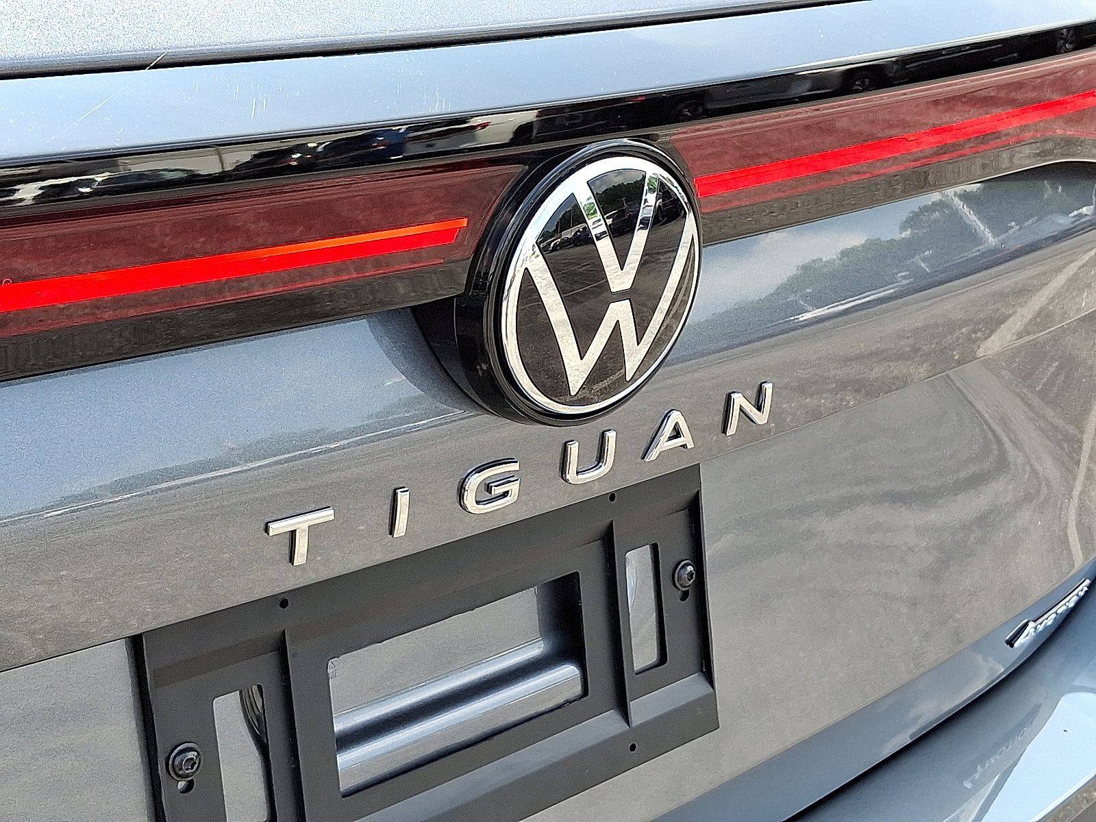 New 2025 Volkswagen Tiguan SE image 13