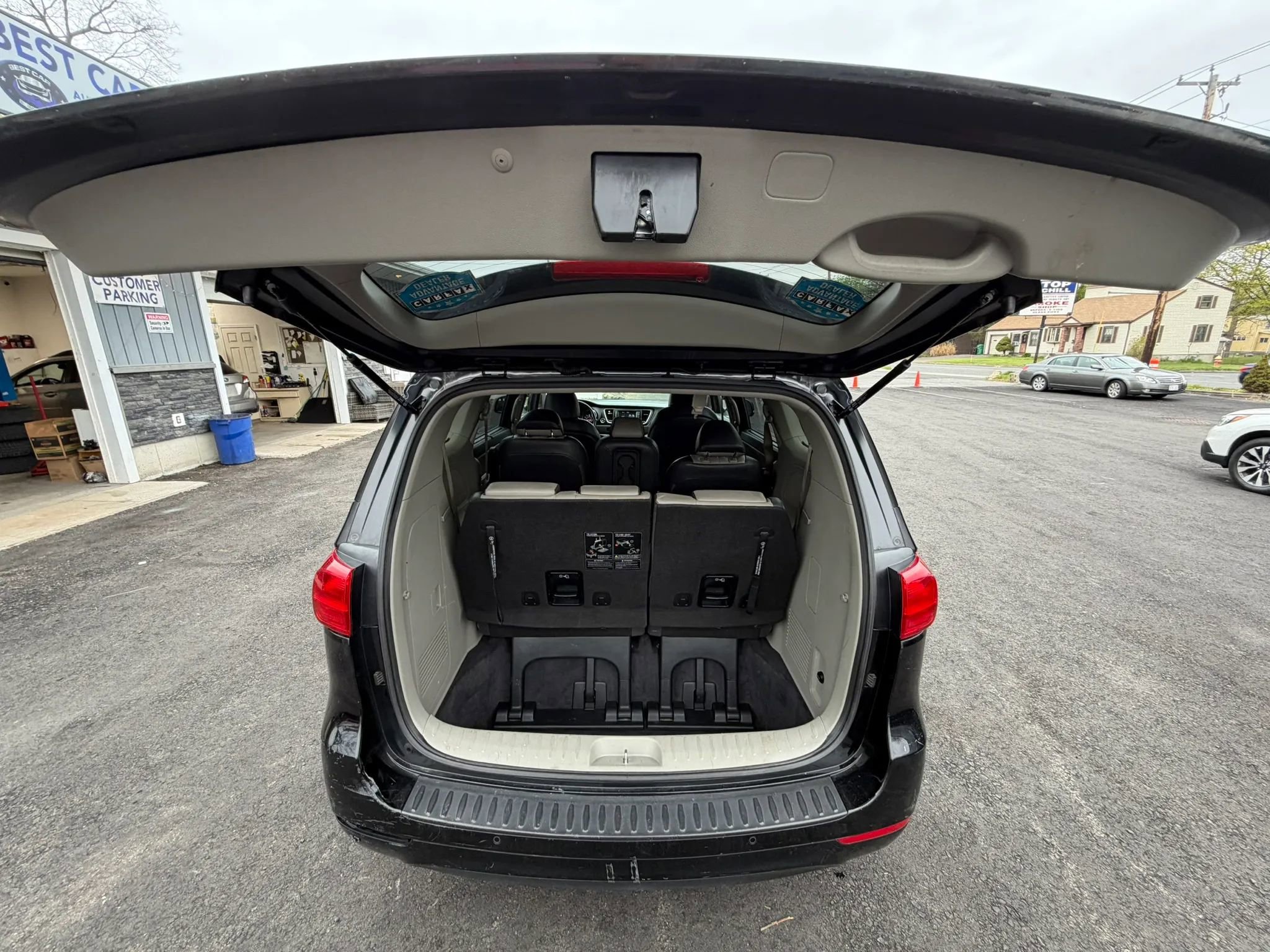 Used 2017 Kia Sedona LX w/ LX Essentials Premium Package FWD image 17