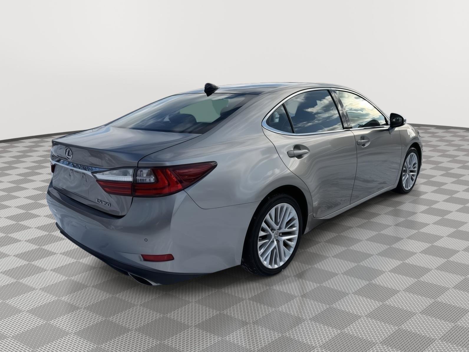 Used 2018 Lexus ES 350 w/ Luxury Package w/Wood Trim image 5