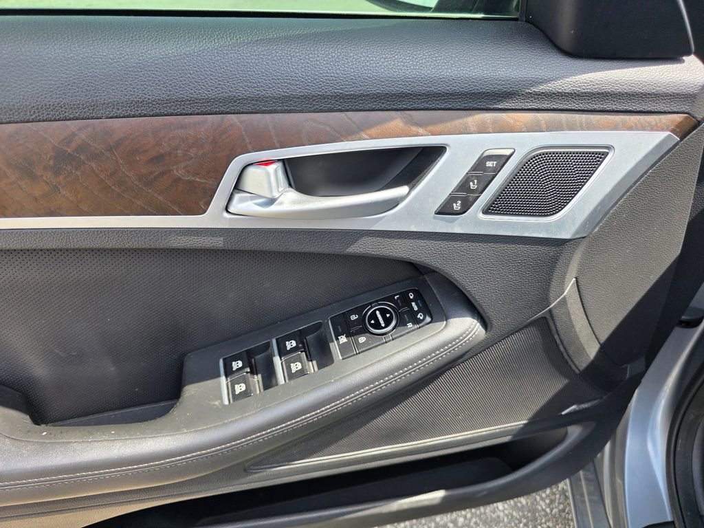 Used 2015 Hyundai Genesis 5.0 RWD image 38