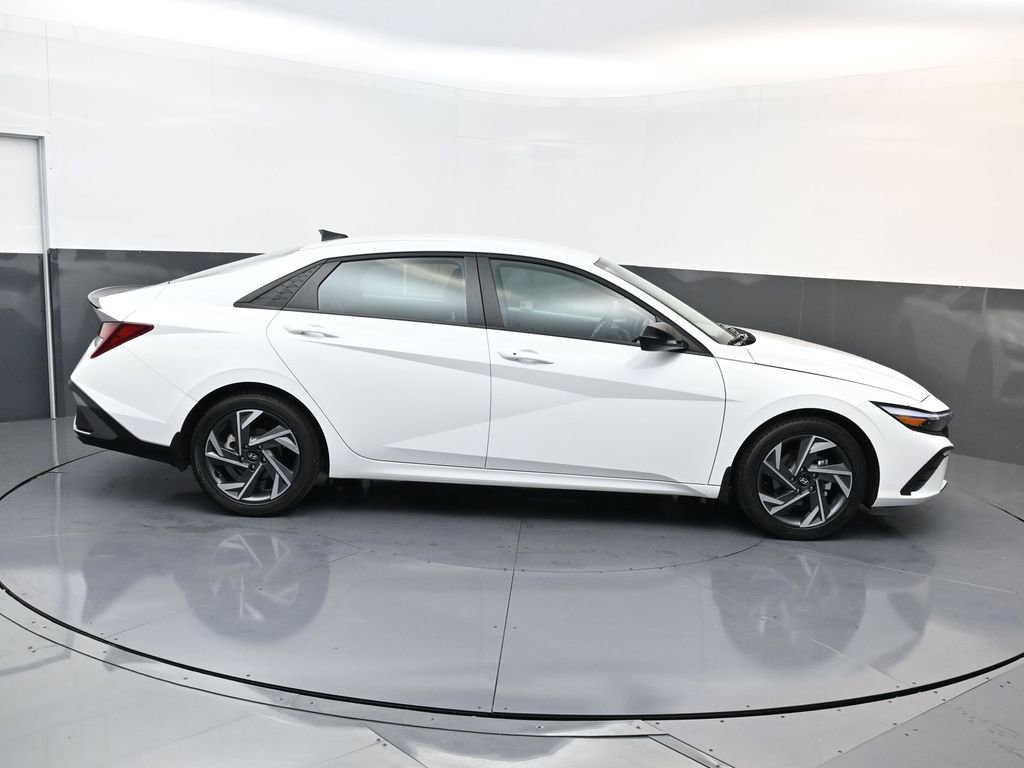 Used 2025 Hyundai Elantra Sport image 3