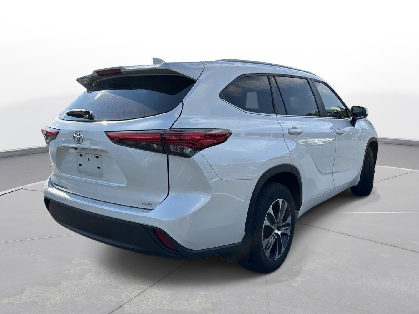 Used 2023 Toyota Highlander XLE FWD image 6