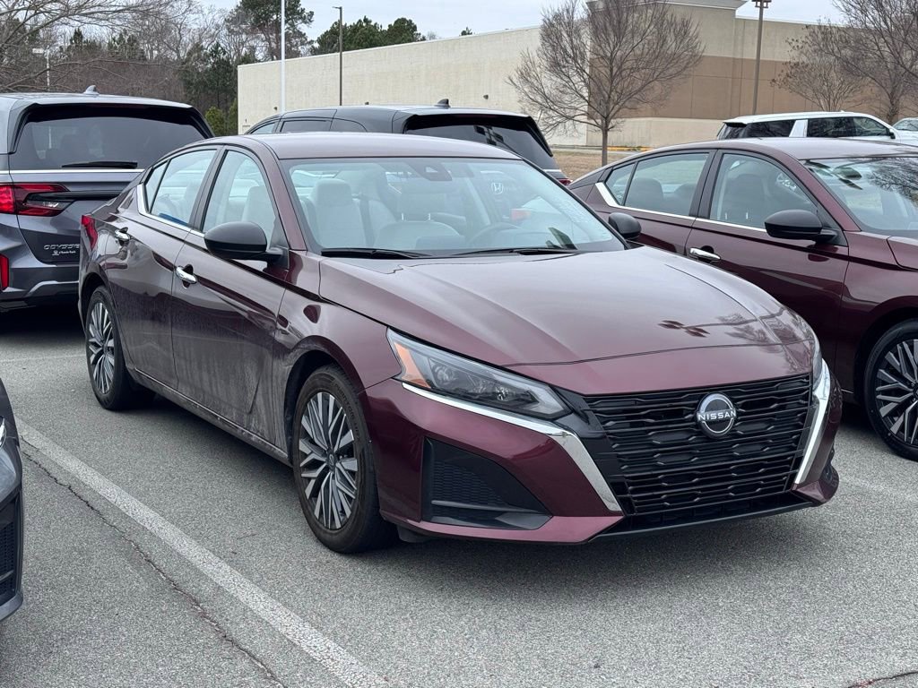 Used 2024 Nissan Altima 2.5 SV image 2