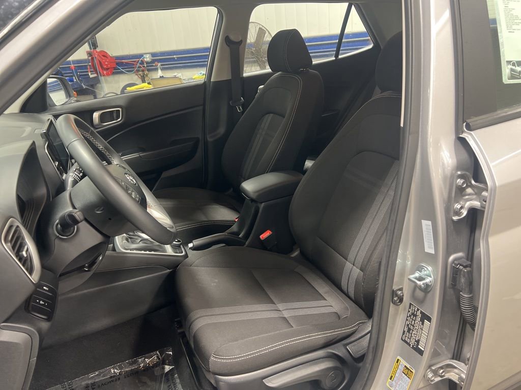 Used 2025 Hyundai Venue SEL image 15