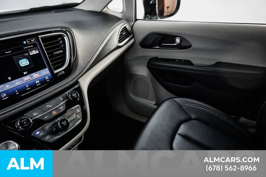 Used 2024 Chrysler Pacifica Select image 42
