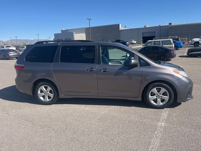 Used 2019 Toyota Sienna LE FWD image 2