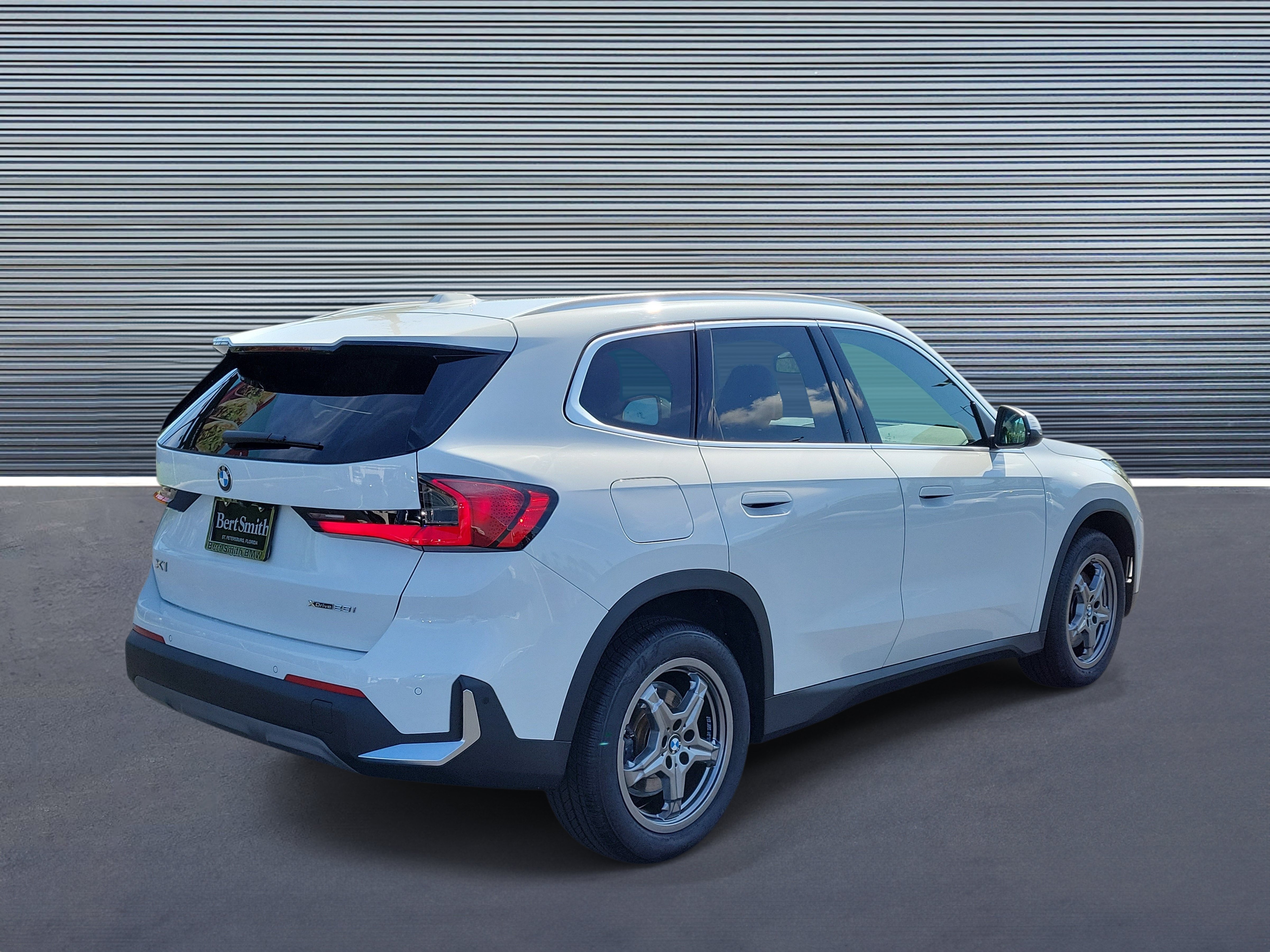 Used 2023 BMW X1 xDrive28i AWD/4WD image 3