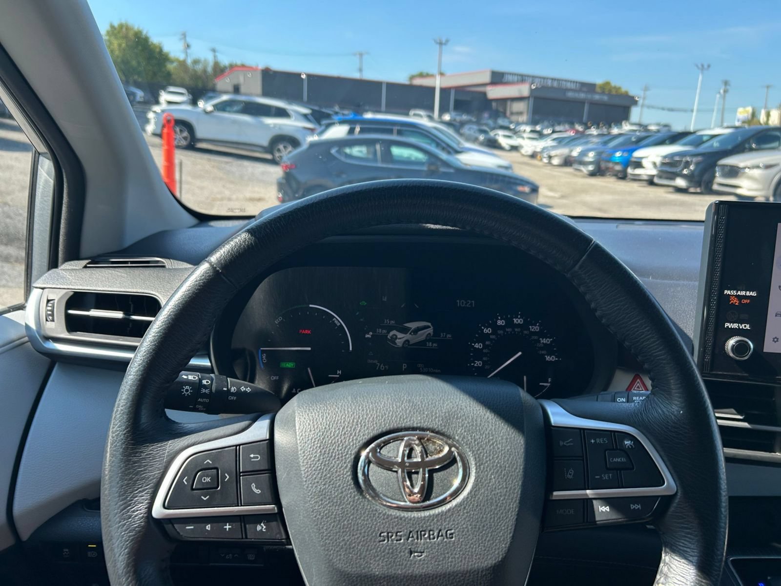 Used 2025 Toyota Sienna XLE FWD image 32
