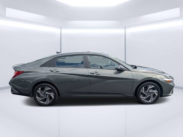 Used 2025 Hyundai Elantra SEL FWD image 2