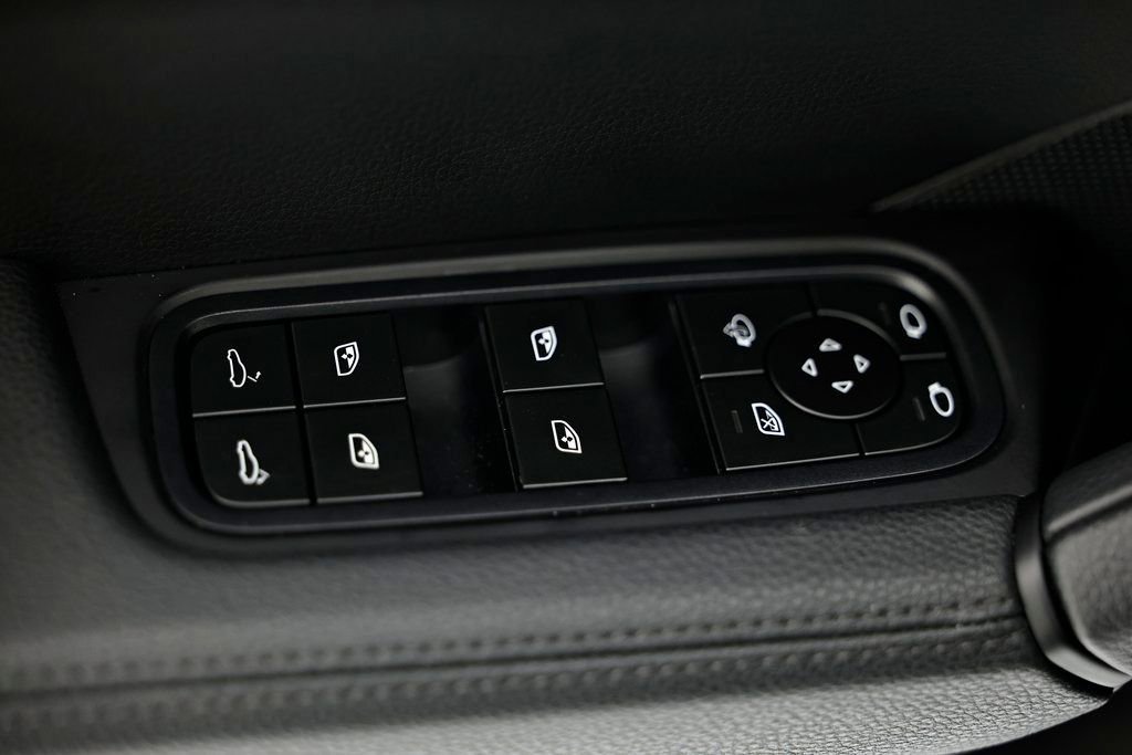 Certified 2025 Porsche Cayenne AWD/4WD image 22