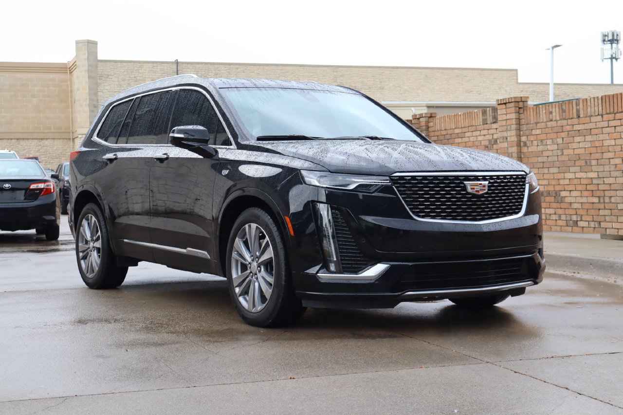 Used 2024 Cadillac XT6 Premium Luxury FWD image 2