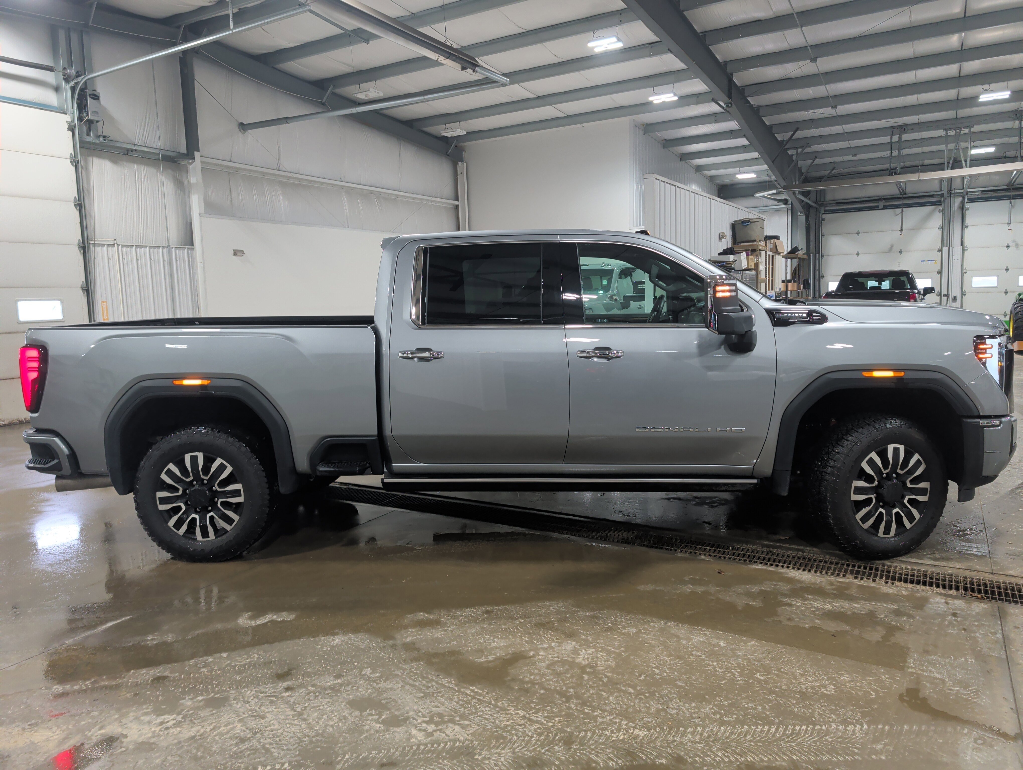 Used 2025 GMC Sierra 2500 Denali Ultimate image 2