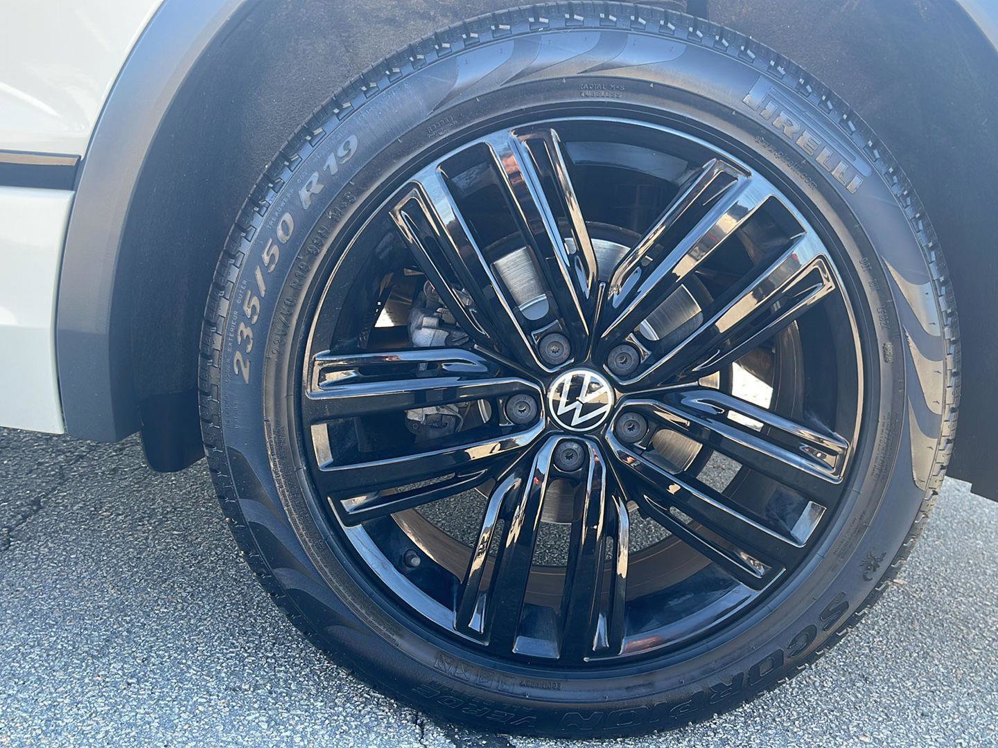 Certified 2022 Volkswagen Tiguan SE R-Line image 9