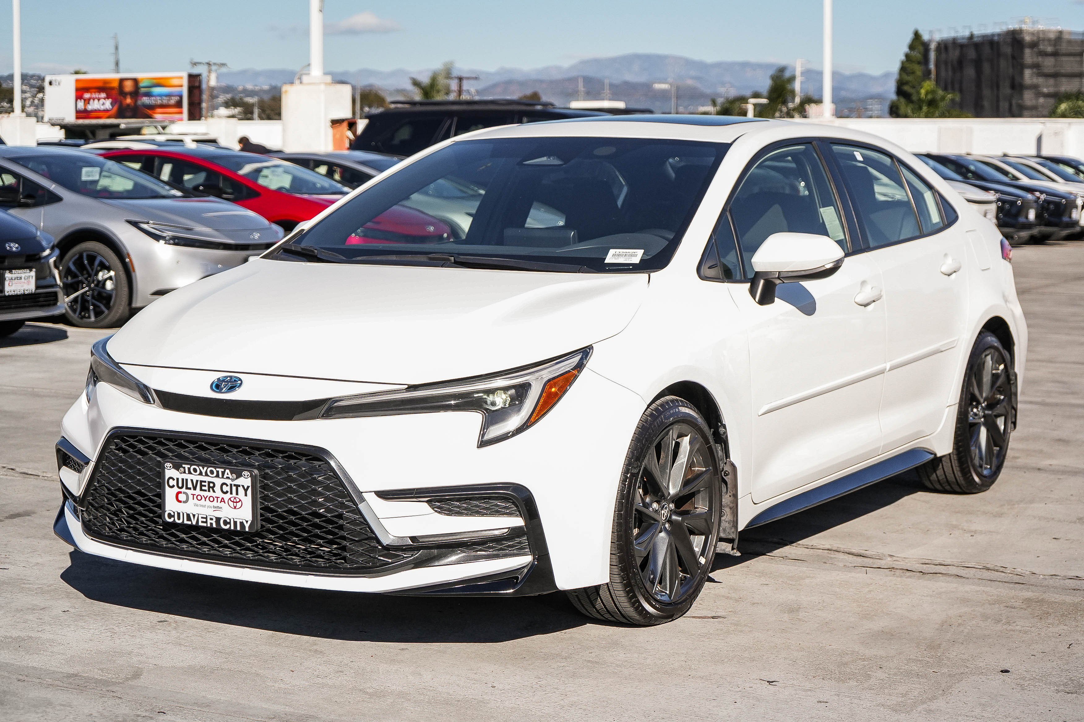 Used 2023 Toyota Corolla SE image 3