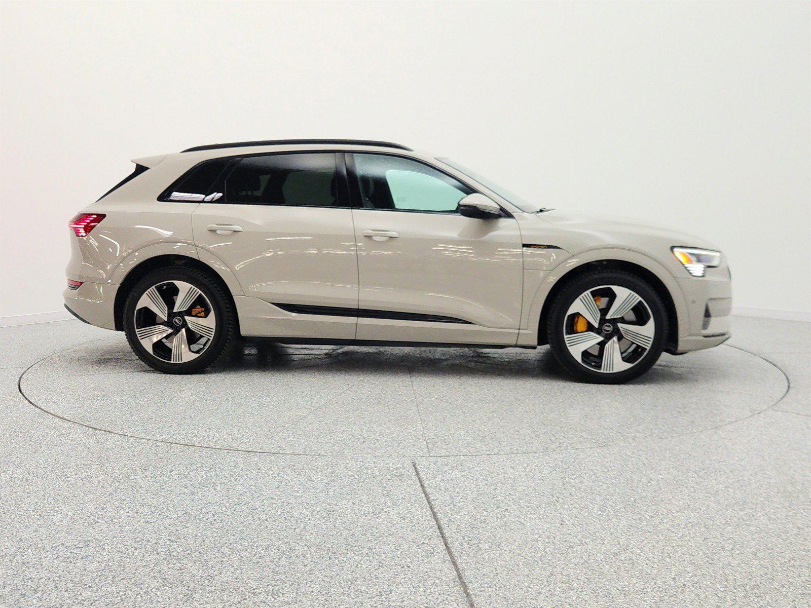 Used 2022 Audi e-tron Premium Plus AWD/4WD image 4