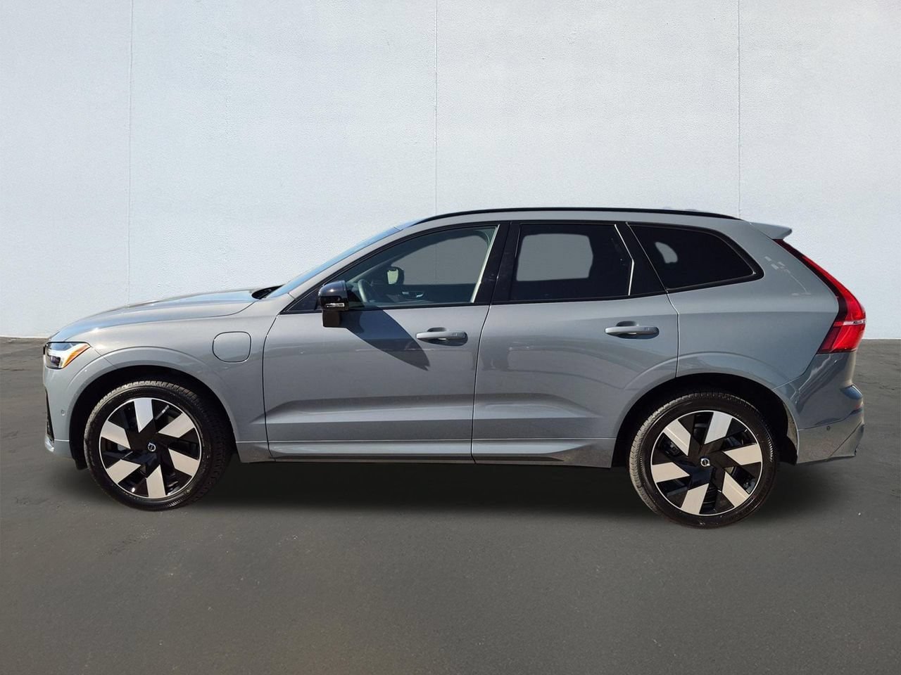 Certified 2024 Volvo XC60 T8 Plus AWD/4WD image 8