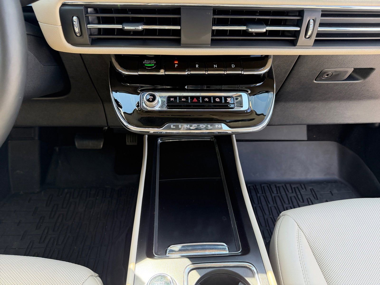 New 2025 Lincoln Corsair Reserve w/ Equipment Group 202A image 11