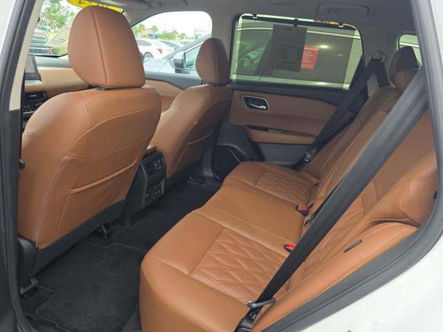 Used 2024 Nissan Rogue Platinum w/ Platinum Premium Package FWD image 5