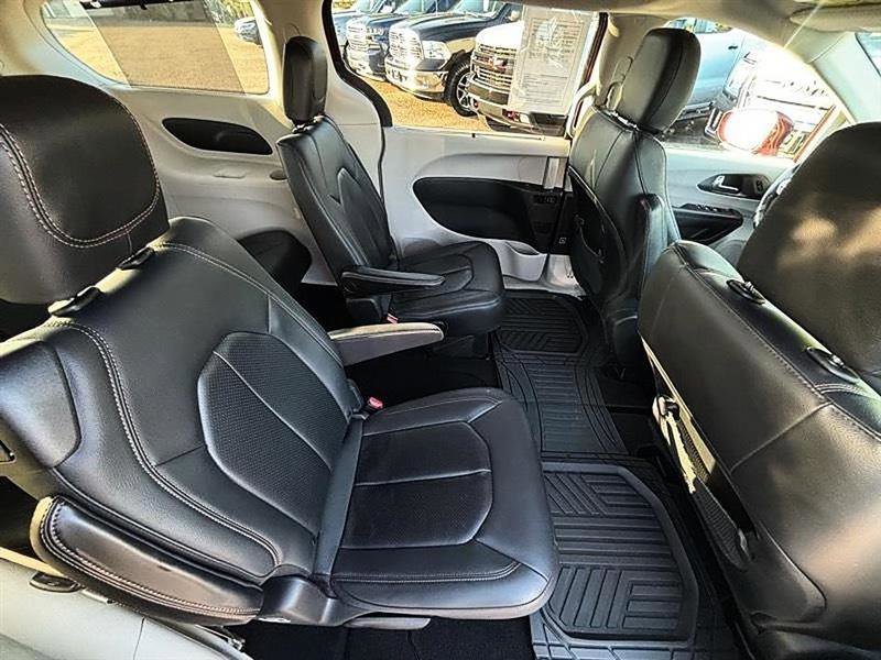 Used 2020 Chrysler Pacifica Touring-L w/ Tire & Wheel Group FWD image 42
