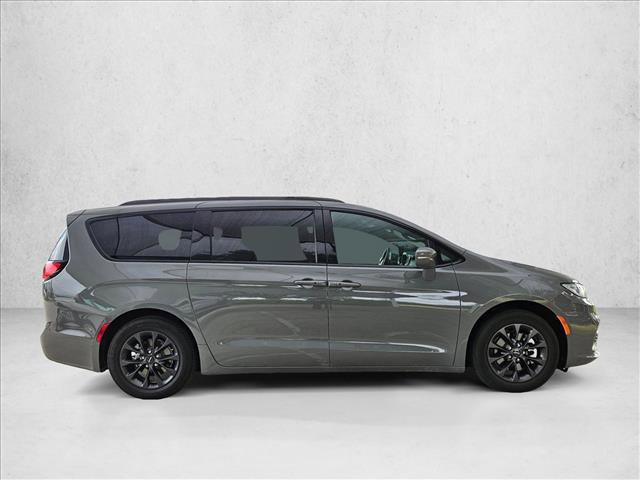 Used 2021 Chrysler Pacifica Touring-L w/ S Appearance Package FWD image 4