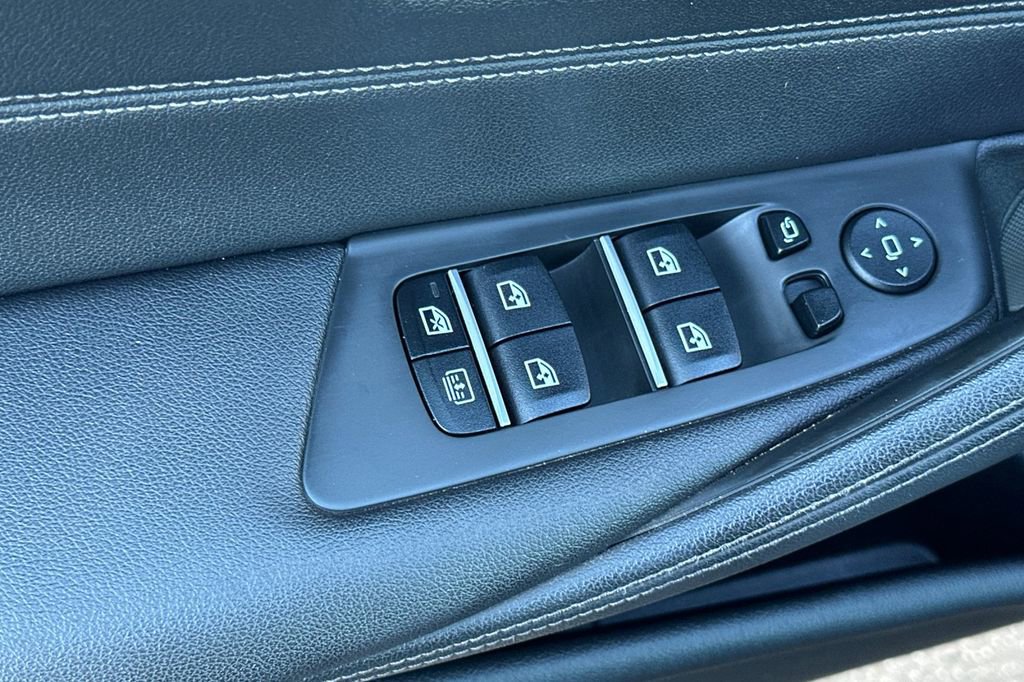 Used 2023 BMW 530e w/ Executive Package image 11