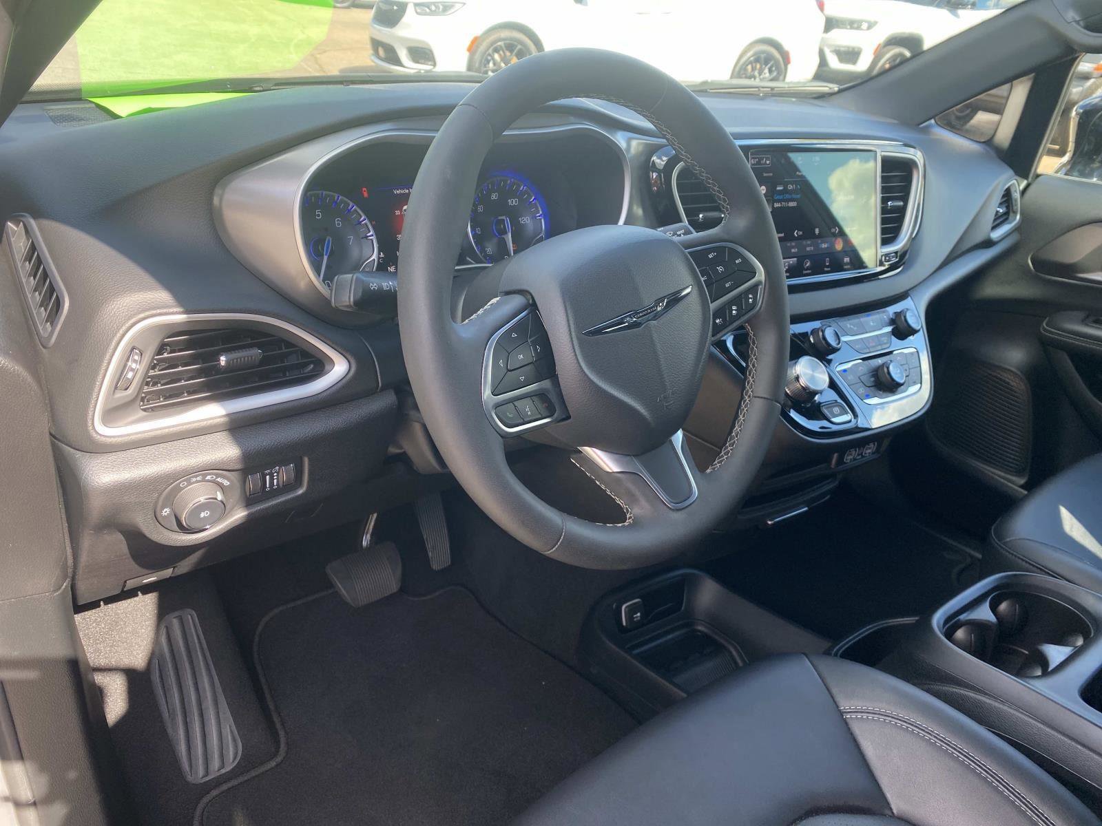 Certified 2025 Chrysler Pacifica Select FWD image 25