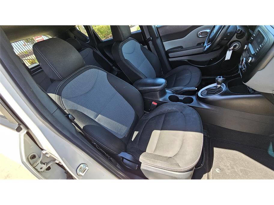 Used 2017 Kia Soul + image 16
