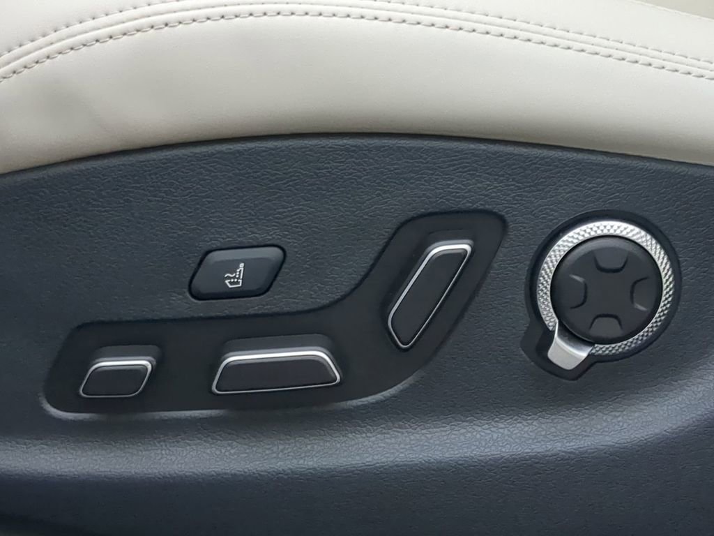 Used 2025 Genesis Electrified GV70 Advanced w/ Prestige Package image 19