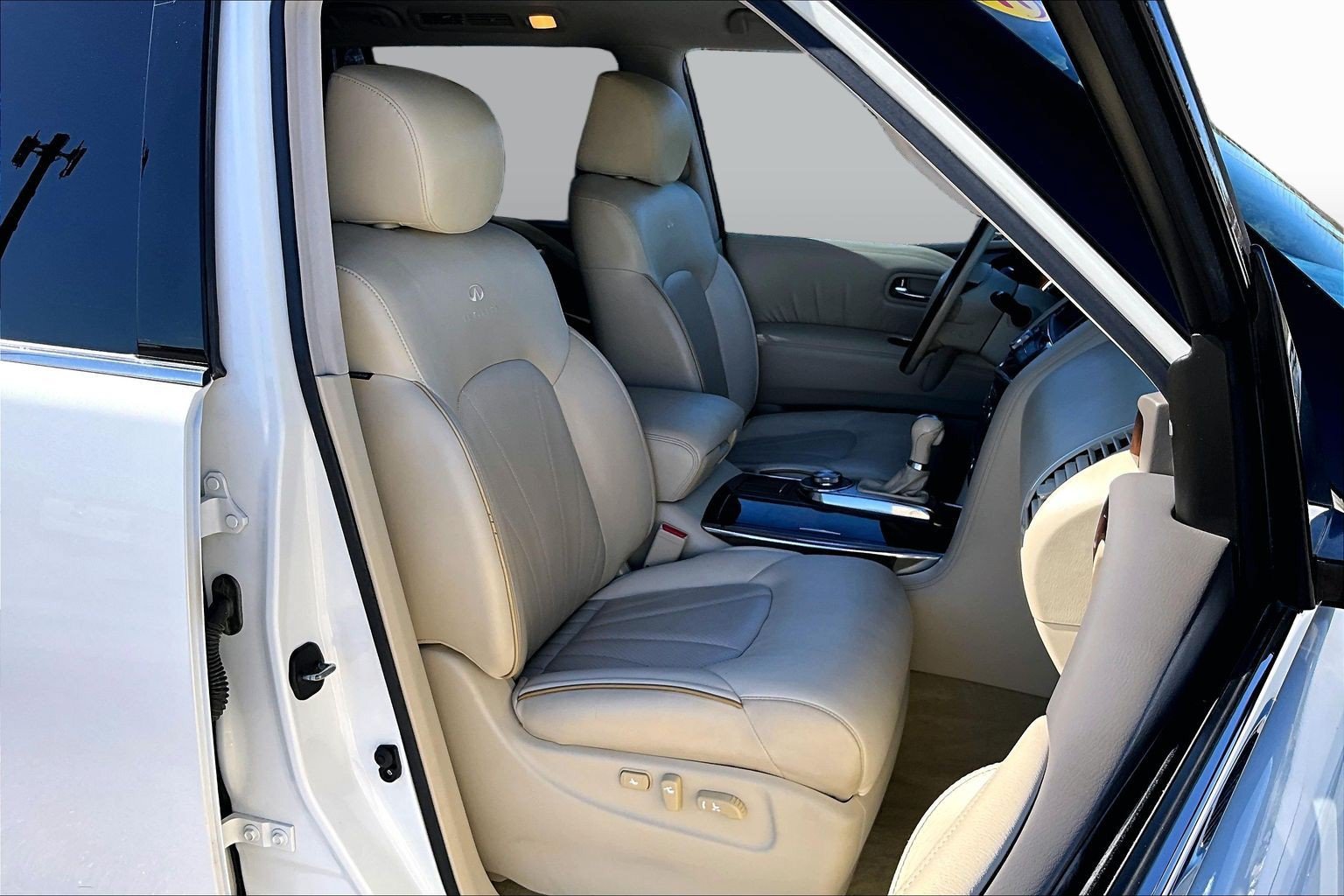 Used 2011 INFINITI QX56 4WD w/ Deluxe Touring Pkg image 7