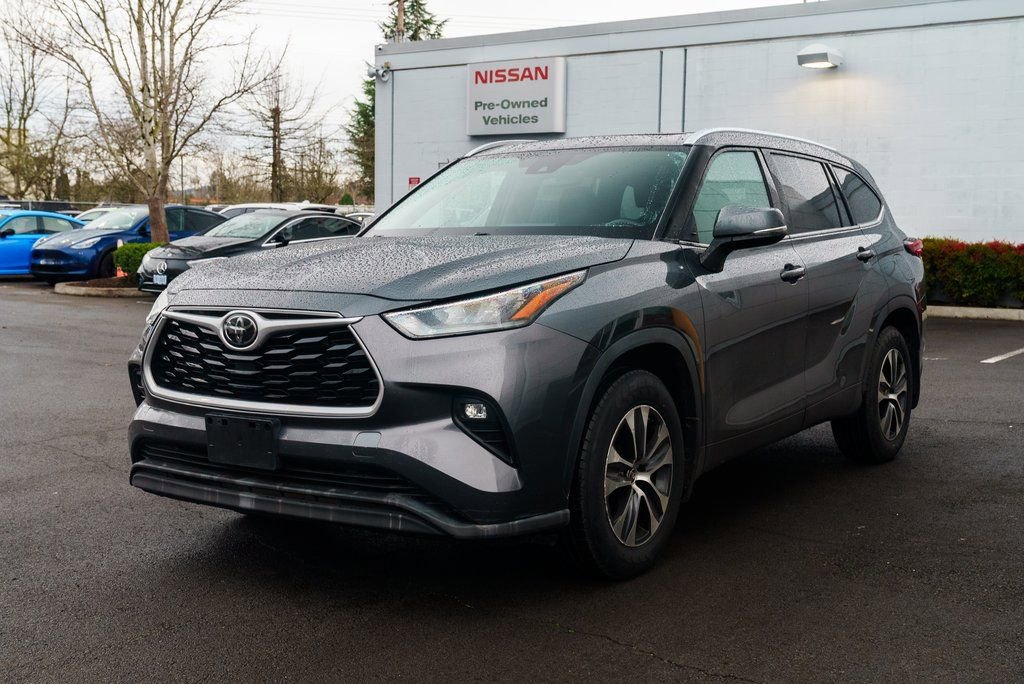 Used 2020 Toyota Highlander XLE image 3
