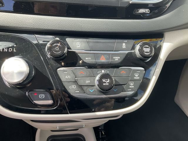 Used 2023 Chrysler Voyager LX image 14