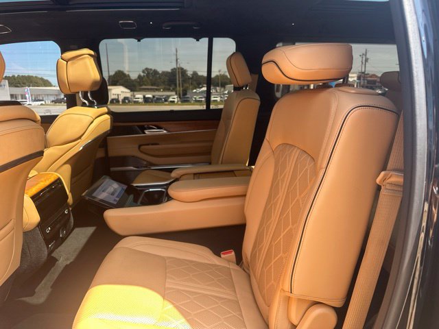 Used 2023 Jeep Grand Wagoneer Series III AWD/4WD image 38