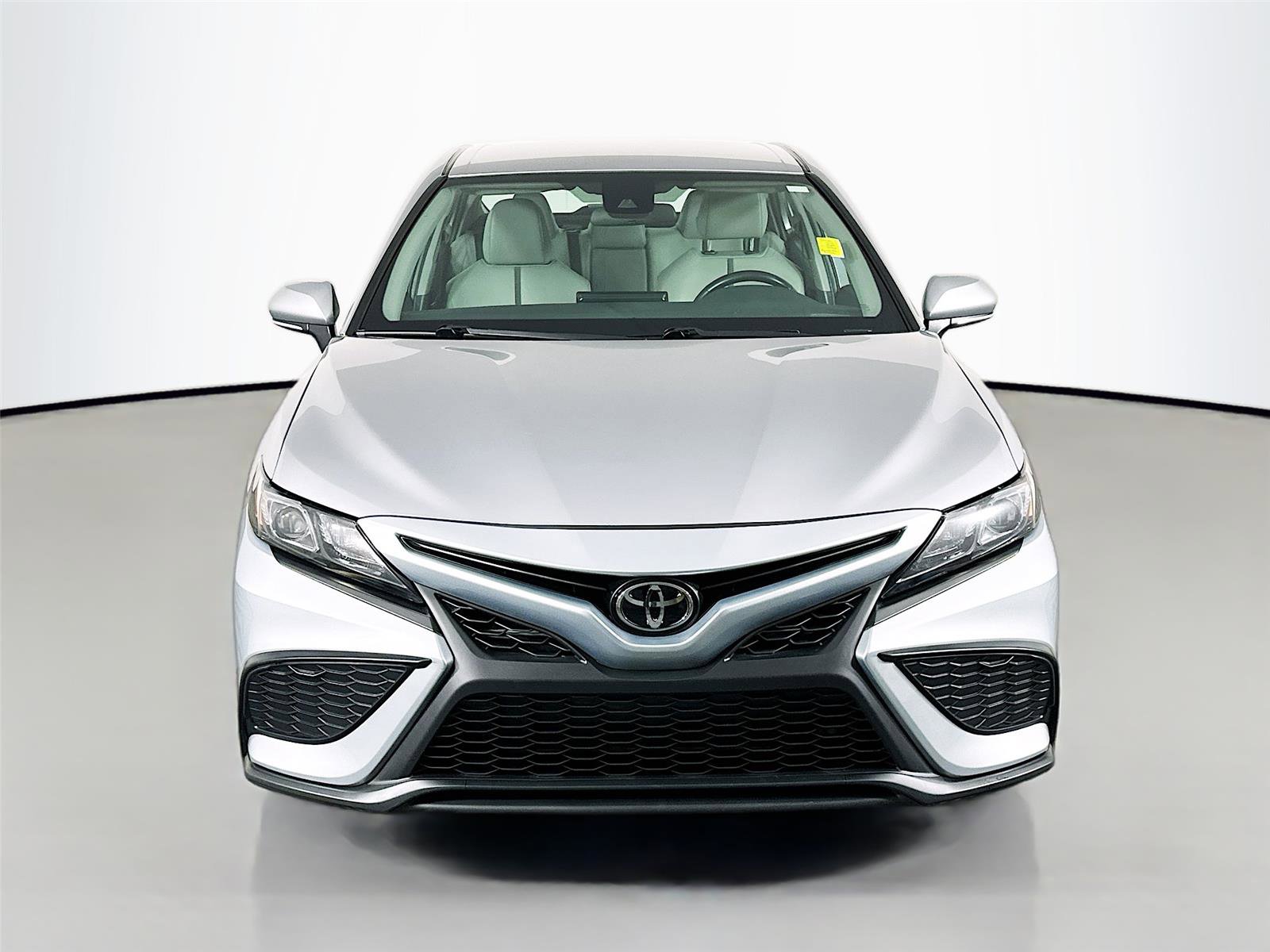Used 2024 Toyota Camry SE image 2
