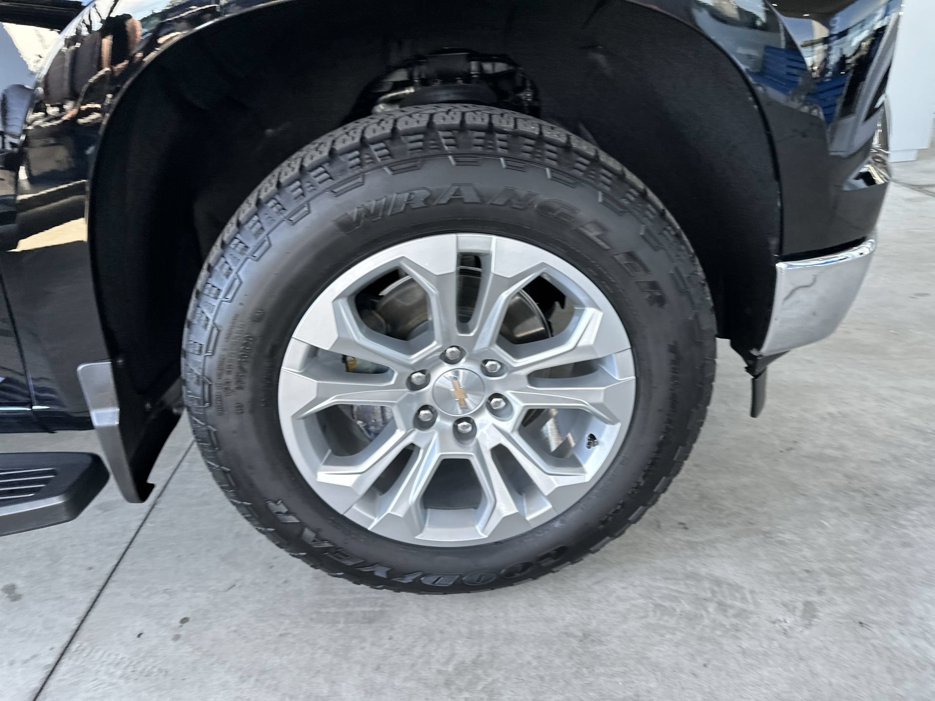 Certified 2025 Chevrolet Silverado 1500 LTZ AWD/4WD image 32