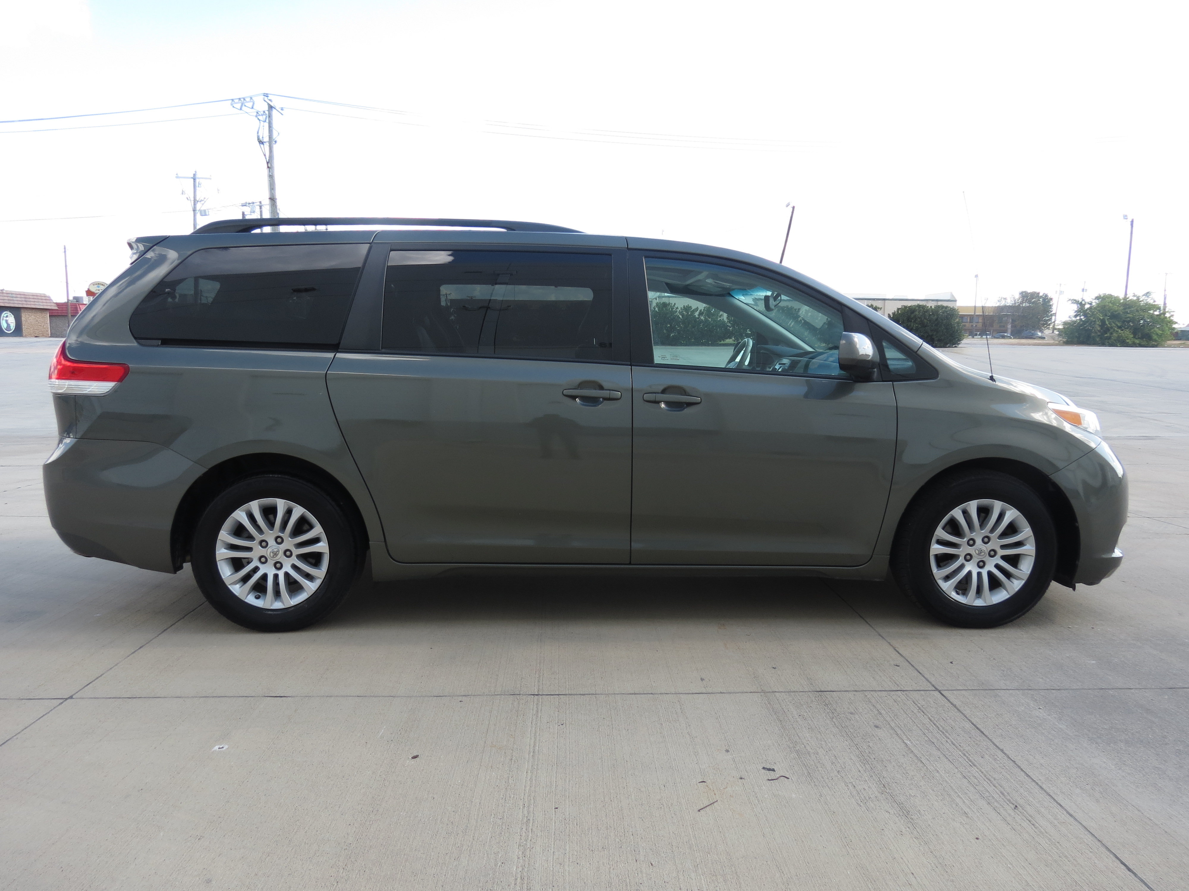 Used 2011 Toyota Sienna XLE FWD image 6